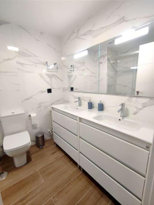 Vivienda Alameda De Santiago Apartment ซานติอาโก เด กอมโปสเตลา ภายนอก รูปภาพ